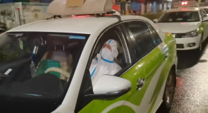 华人策略研究论坛一线战“疫”之：“的哥”化身核酸检测样本转运的“镖师”